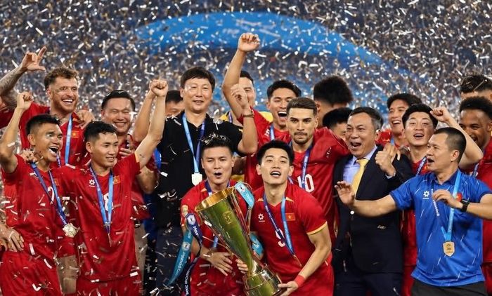 Đình Bắc cùng tuyển Việt Nam nâng cao cúp ASEAN Cup 2026