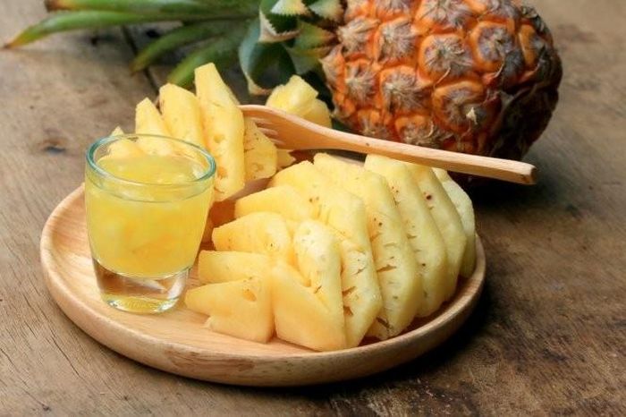 Cảm giác rát lưỡi sau khi ăn dứa khá phổ biến. Ảnh minh họa