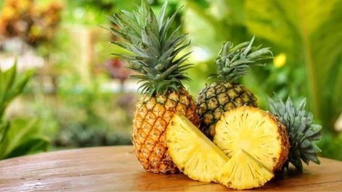 Dứa là loại trái cây nhiệt đới quen thuộc, cung cấp vitamin C, mangan, nước và một lượng chất xơ nhất định. Ảnh minh họa