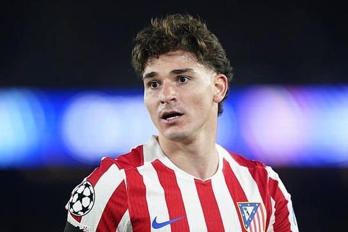 Arsenal đang chờ đợi tín hiệu từ phía Alvarez.