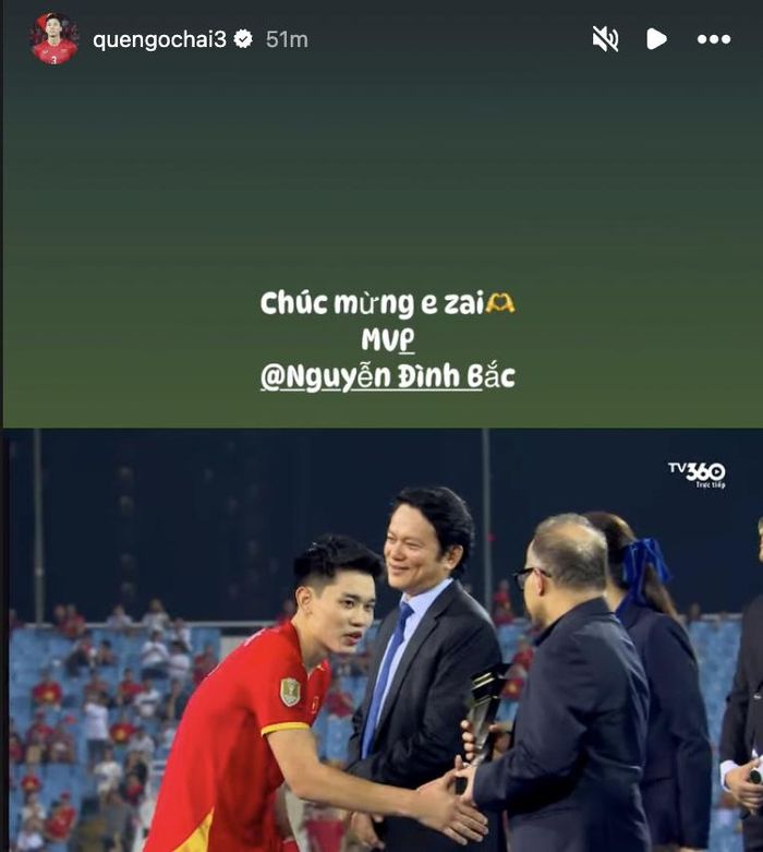Cựu Đội trưởng tuyển Việt Nam - Quế Ngọc Hải chúc mừng đàn em Đình Bắc. Ảnh chụp màn hình