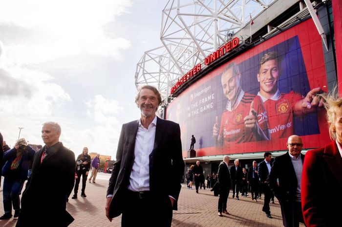 Sir Jim Ratcliffe, nhà sáng lập kiêm Chủ tịch INEOS, tại Old Trafford. Từ nền tảng công nghiệp, ông mở rộng hoạt động của INEOS sang ô tô và thể thao, trong đó có Manchester United. Ảnh: INEOS.