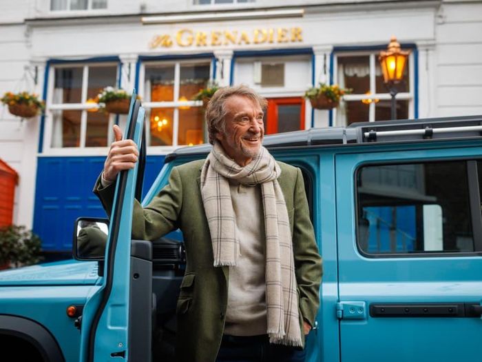 Sir Jim Ratcliffe bên INEOS Grenadier - mẫu 4x4 được phát triển từ khoảng trống mà ông nhìn thấy trên thị trường. Ảnh: INEOS Automotive.