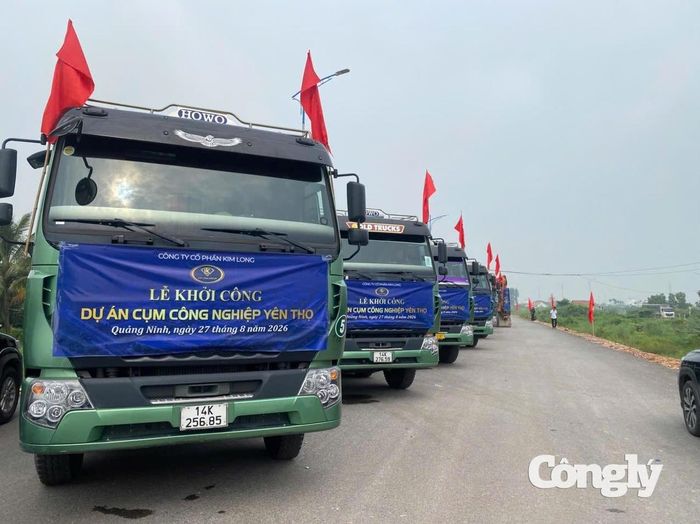 Các phương tiện, máy móc chuẩn bị thực hiện nghi lễ khởi công tại Dự án Cụm công nghiệp Yên Thọ.