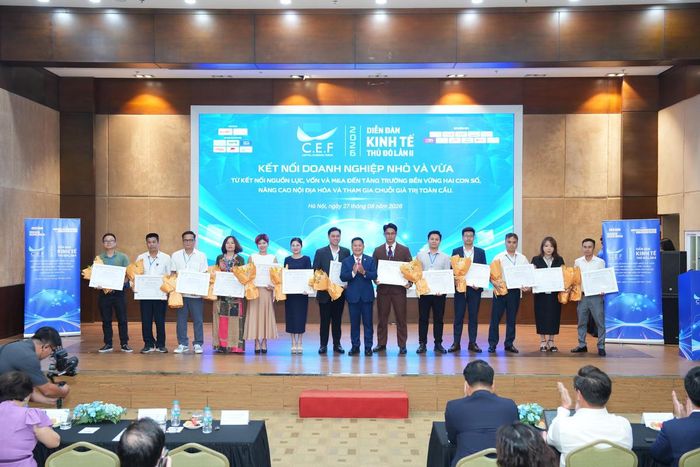 Ban Tổ chức trao chứng nhận và hoa cho các doanh nghiệp, đơn vị tham gia đồng hành cùng CEF II 2026. Ảnh: Ban tổ chức