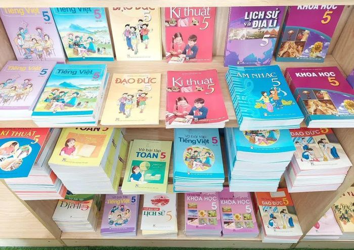 Phải bảo đảm giáo viên, trường lớp, sách giáo khoa, thiết bị và các điều kiện thiết yếu, tổ chức năm học đúng khung thời gian.