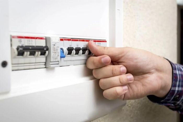 Khi aptomat vừa ngắt, trước tiên hãy tắt các thiết bị điện không cần thiết đang hoạt động