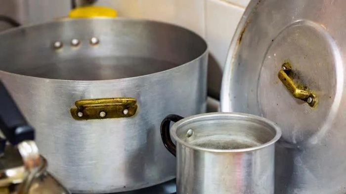 Bạn không nên sử dụng nồi, chảo nhôm và đồ inox không rõ chất lượng