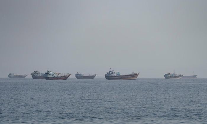 Tàu thuyền di chuyển trên eo biển Hormuz - Ảnh: Reuters