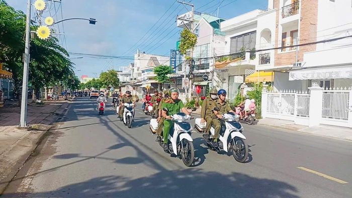 Công an phường Tân Châu xuống địa bàn giúp người dân thực hiện thủ tục hành chính và phối hợp với lực lượng tham gia bảo vệ ANTT ở cơ sở tổ chức tuần tra