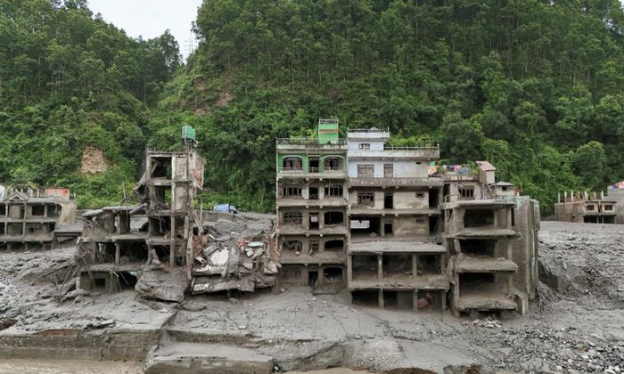 Khu vực biên giới Nepal - Trung Quốc thiệt hại nặng vì trận lũ bùn - Ảnh: Reuters