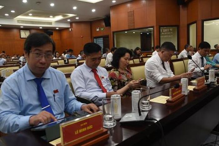 Các đại biểu thông qua Nghị quyết