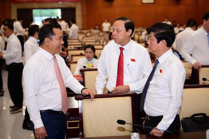 Lãnh đạo TP trao đổi tại hội nghị
