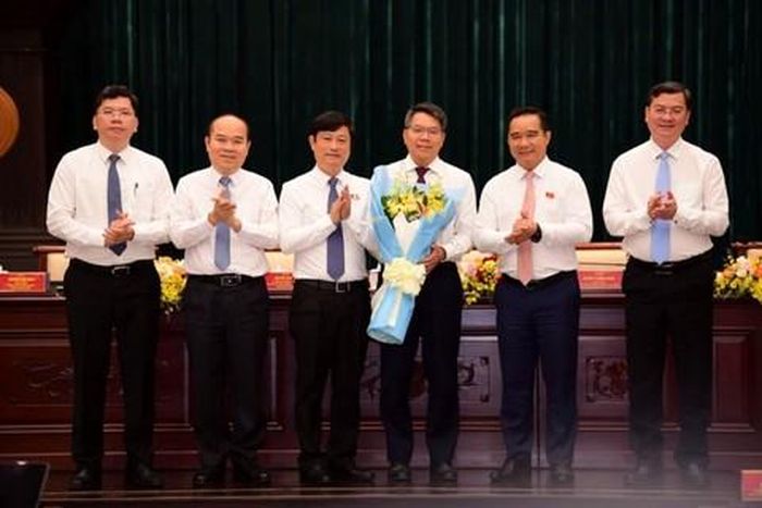 Lãnh đạo TP chúc mừng giám đốc Sở KHCN Lê Văn Thăng