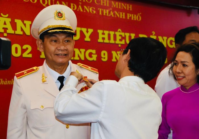 Đồng chí Lê Văn Phong - Thành ủy viên, Phó Bí thư Đảng ủy các cơ quan Đảng TPHCM trao Huy hiệu 35 năm tuổi Đảng cho đồng chí Đinh Thanh Nhàn - Phó Trưởng Ban Tổ chức Thành ủy TPHCM