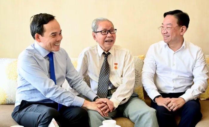 Bí thư Thành ủy TPHCM Trần Lưu Quang và lãnh đạo phường An Khánh thăm hỏi đồng chí Nguyễn Văn Tư