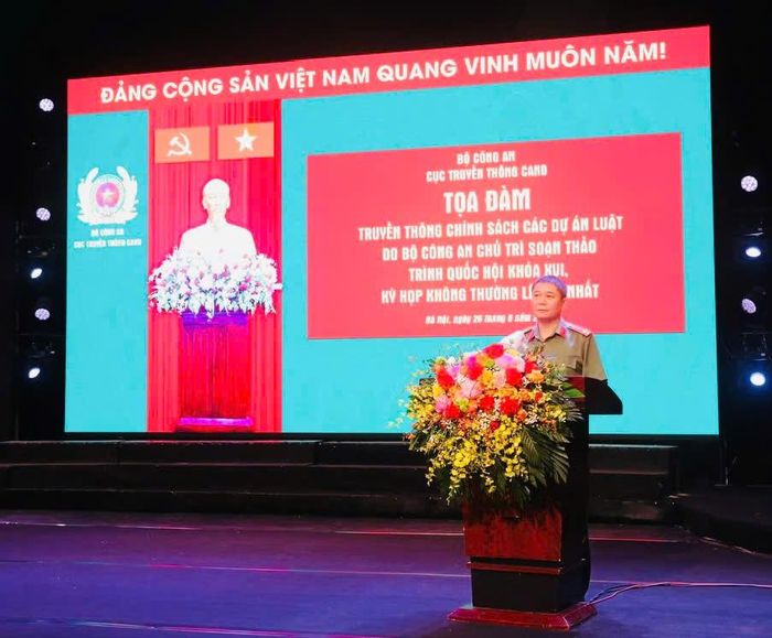 Đại tá Ngô Đức Thắng giới thiệu những nội dung cơ bản các dự án luật.