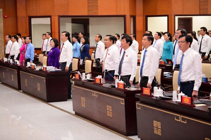 Các đại biểu tham gia kỳ họp chào cờ