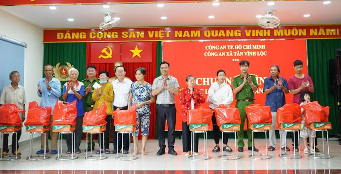 Trao tặng phần quà đến các hộ gia đình khó khăn