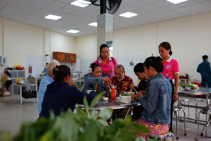 250 suất phở ăn sáng được trao đến người dân