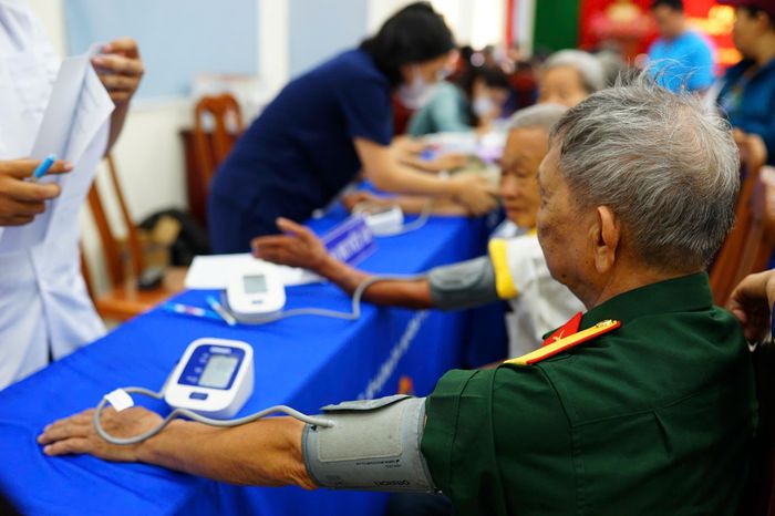 Người dân được khám bệnh, tư vấn sức khỏe miễn phí