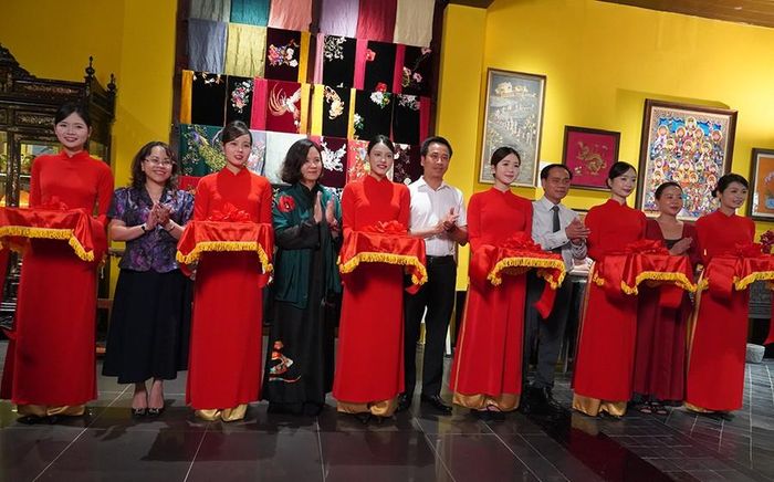 Các đại biểu cắt băng ra mắt không gian nghệ thuật thủ công đương đại.