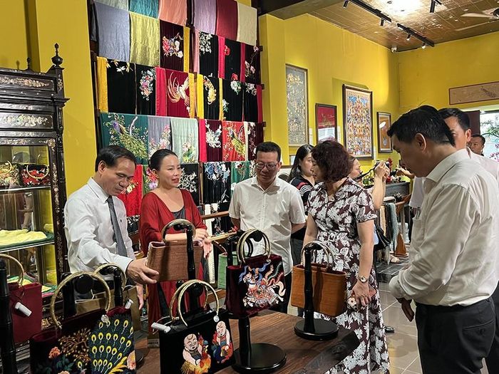 Các đại biểu tham quan không gian trưng bày.