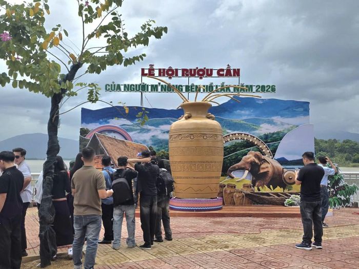 Lãnh đạo xã và Ban Tổ chức kiểm tra công tác chuẩn bị tại không gian “Con đường Rượu cần” phục vụ Lễ hội Rượu cần người M’nông bên hồ Lắk năm 2026.