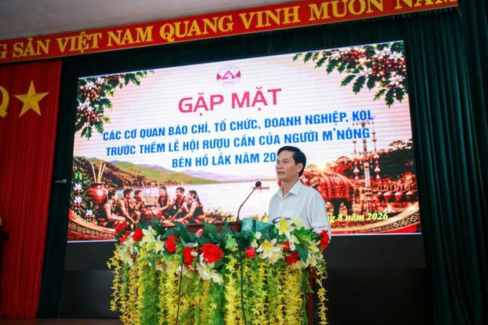 Ông Nguyễn Anh Tú, Phó Bí thư Đảng ủy, Chủ tịch UBND xã Liên Sơn Lắk, Trưởng Ban Tổ chức Lễ hội, phát biểu tại buổi họp báo.