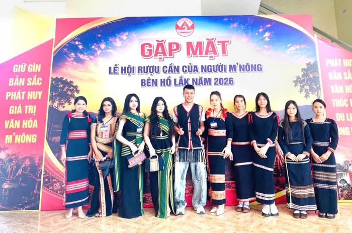 Các đại biểu, khách mời và thành viên Ban Tổ chức chụp ảnh lưu niệm tại chương trình.