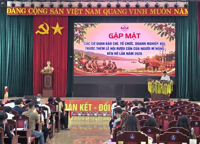 Toàn cảnh buổi họp báo giới thiệu Lễ hội Rượu cần người M’nông bên hồ Lắk năm 2026.