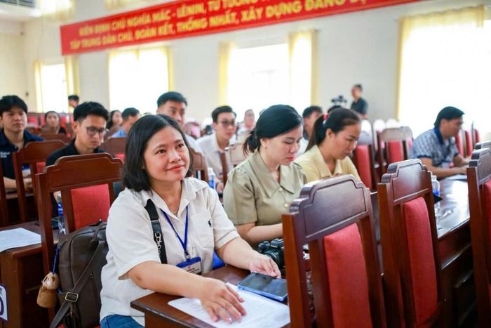 Bà Đào Thị Thanh An, Bí thư Đảng ủy xã Liên Sơn Lắk, cùng các đại biểu tham dự buổi họp báo.