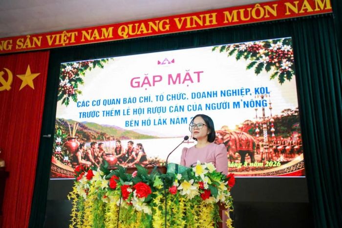 Bà Sầm Thị Vân, Trưởng Phòng Văn hóa, thông tin về các hoạt động tại Lễ hội Rượu cần người M’nông bên hồ Lắk năm 2026.