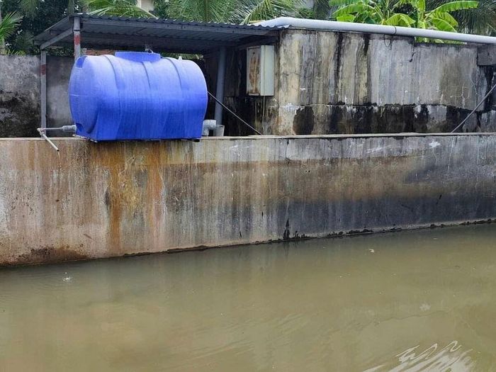  Người dân phản ánh nước máy cung cấp đến các hộ có hiện tượng màu vàng đục. Ảnh: Xã Hùng Thắng.