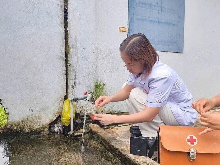  Cơ quan chức năng lấy mẫu nước. Ảnh: Xã Hùng Thắng. 