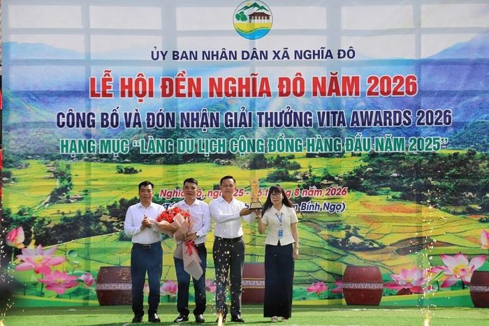 Thừa ủy quyền, lãnh đạo Sở Văn hóa, Thể thao và Du lịch tỉnh trao Giải thưởng Du lịch Việt Nam ở hạng mục “Làng du lịch hàng đầu năm 2025” cho xã Nghĩa Đô.