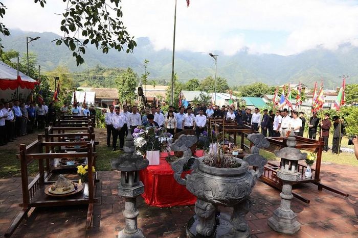 Lãnh đạo xã Nghĩa Đô dâng hương tưởng nhớ công đức của các chúa Bầu là anh em Vũ Văn Uyên, Vũ Văn Mật cùng các tướng công họ Vũ và chư vị tướng lĩnh có công với đất nước.