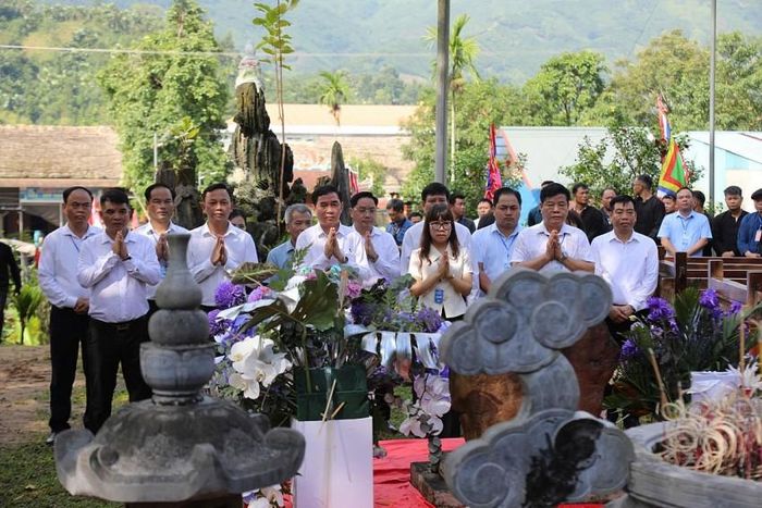 Các đại biểu thực hiện nghi lễ dâng hương tại Đền Nghĩa Đô.