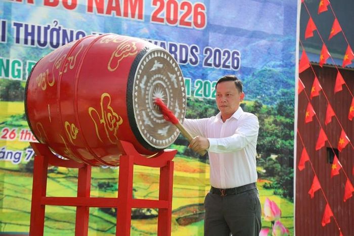 Lãnh đạo xã Nghĩa Đô đánh trống khai hội.
