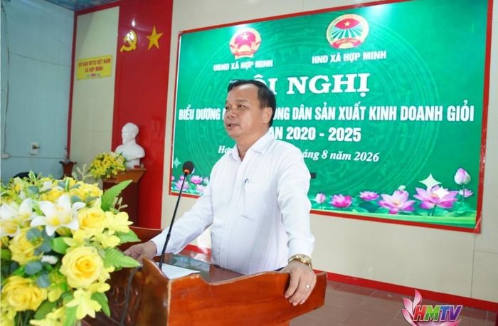 Phó Bí thư Thường trực Đảng ủy xã Hợp Minh Nguyễn Văn Đề ghi nhận và biểu dương những kết quả nổi bật mà cán bộ, hội viên Hội Nông dân và các hộ sản xuất, kinh doanh giỏi đã đạt được trong giai đoạn 2020–2025. (Ảnh: HMTV)