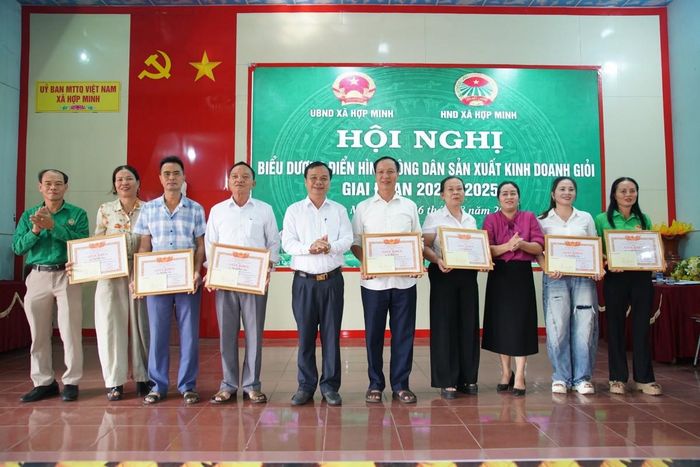 Đại diện lãnh đạo xã Hợp Minh trao tặng Giấy khen và tuyên dương 24 hộ nông dân tiêu biểu có thành tích xuất sắc trong phong trào sản xuất, kinh doanh giỏi giai đoạn 2020–2025.
