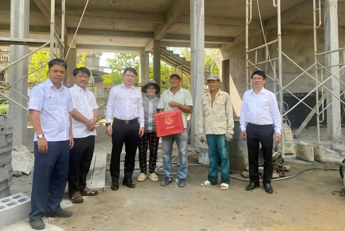 Ông Đỗ Hữu Huy Chủ tịch UBND tỉnh kiểm tra thực tế tại Khu phố Phú Ân và Khu phố Ân Niên.