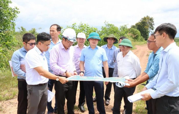 Đoàn công tác kiểm tra thực tế khu vực dự kiến triển khai đê bao ngăn lũ, nhằm đánh giá hiện trạng và thống nhất phương án thực hiện, góp phần bảo đảm an toàn cho người dân và tài sản trong mùa mưa lũ.