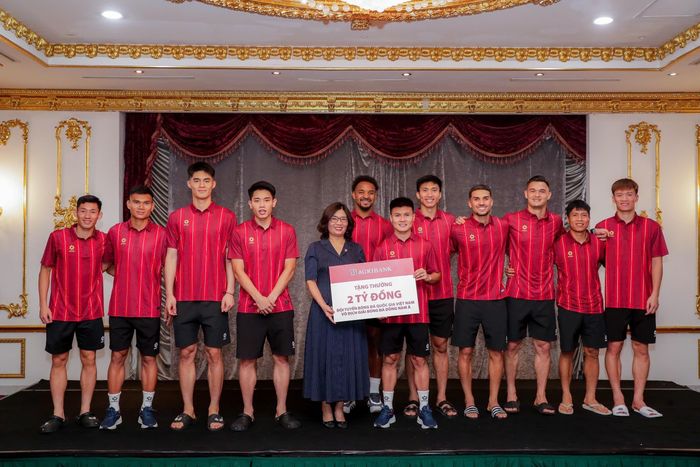Bà Từ Thị Kim Thanh - Thành viên HĐTV- trao thưởng 2 tỷ đồng chúc mừng Đội tuyển Quốc gia Việt Nam