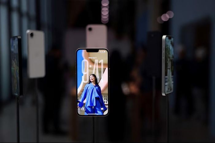Mẫu iPhone 17e trưng bày tại sự kiện ở Mỹ, minh chứng cho bước tiến mới của Apple. (Ảnh: Reuters)