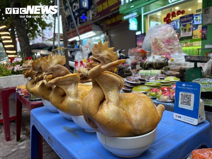 Chị Vui, một khách hàng đi mua đồ lễ cúng rằm, nói: “Ngày rằm hằng tháng, tôi mua một con gà cúng khoảng 350.000-400.000 đồng, còn nay giá đã cao hơn hẳn. Nhưng vì không có thời gian để chế biến kịp cúng rằm vào buổi sáng nên tôi chấp nhận chịu mua đắt hơn một chút”, chị Vui nói.