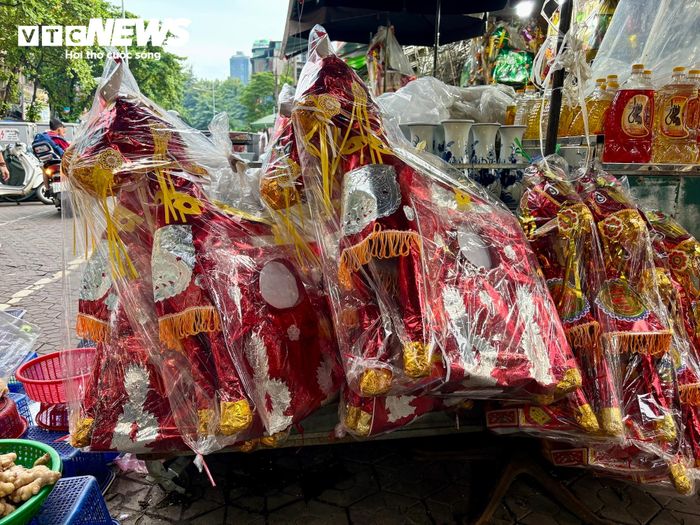 Trong khi đó, vàng mã vẫn là mặt hàng không thể thiếu trong nhiều gia đình. Giá bán năm nay có tăng nhẹ nhưng không đáng kể. Một bộ vàng mã cỡ lớn, gồm ngựa giấy, quần áo, mũ và giày giấy, có giá khoảng 100.000 đồng/bộ.