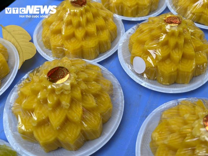 Những đĩa nhỏ hơn có giá từ 50.000 - 70.000 đồng, phù hợp với khách hàng có nhu cầu chuẩn bị mâm lễ vừa phải.