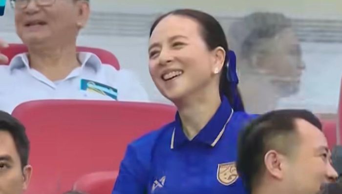 Khoảnh khắc Chủ tịch Liên đoàn Bóng đá Thái Lan (FAT) Madam Pang nở nụ cười trên khán đài. (Ảnh chụp màn hình)