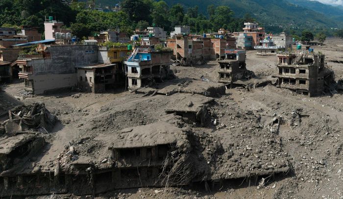 Lũ quét chôn vùi nhiều khu vực ở biên giới Nepal - Trung Quốc.